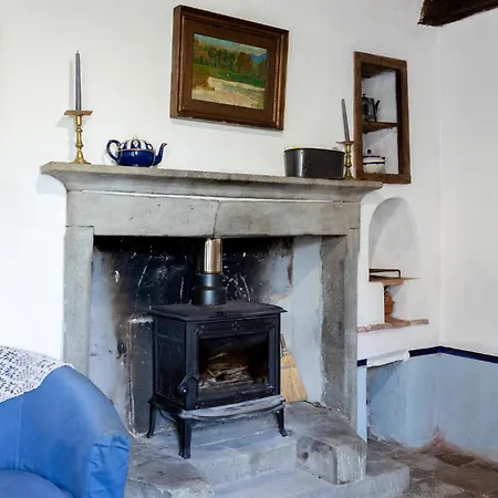 3 Bedroom Gorgeous In San Cassiano Di Contro