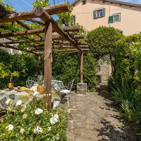 3 Bedroom Gorgeous In San Cassiano Di Contro * Cocciglia